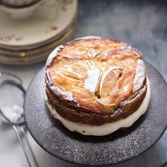 Rezeptbild: gestürzter Apfel-Polenta-Kuchen mit Calvados-Mascarpone-Füllung