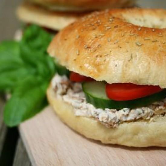 Rezeptbild: Kräuter-Bagels mit Tomaten-Tatar