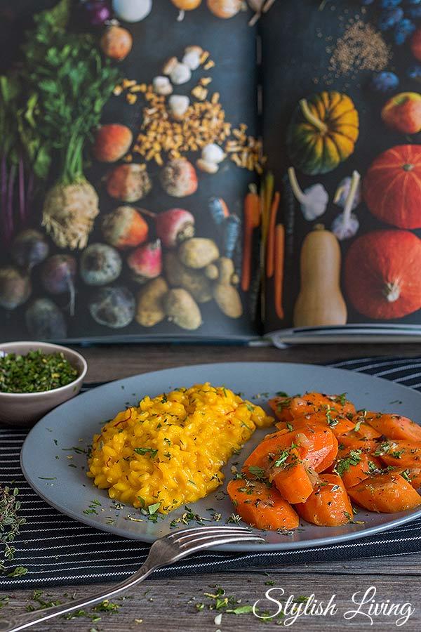 Rezeptbild: Geschmorte Karotten mit Safranrisotto und Thymian-Gremolata