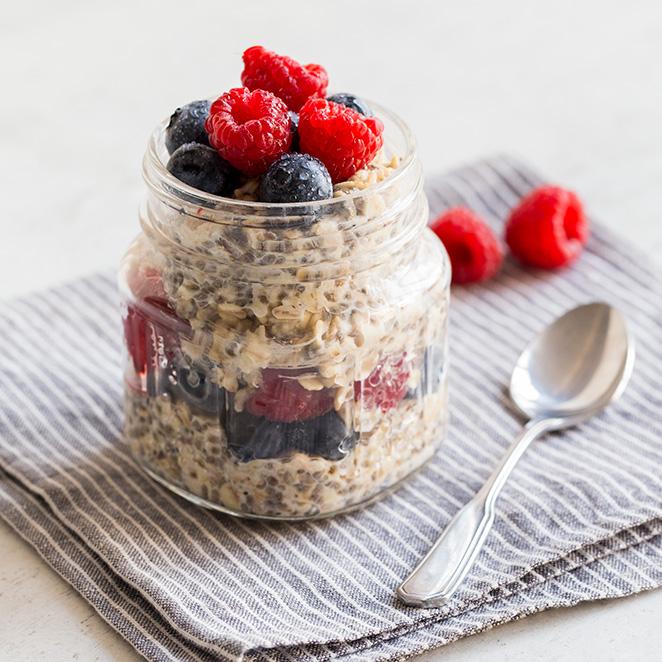 Rezeptbild: Chia-Oats mit Blaubeeren und Himbeeren