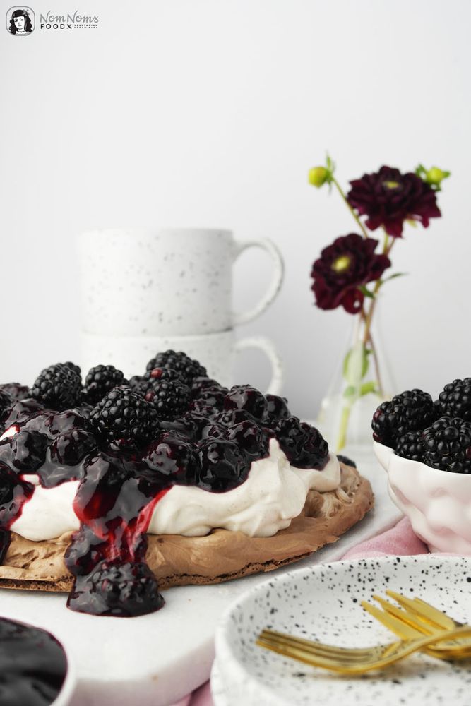 Rezeptbild: Schokoladen-Pavlova oder Schokoladen-Baisertorte mit Brombeer-Balsamico-Kompott