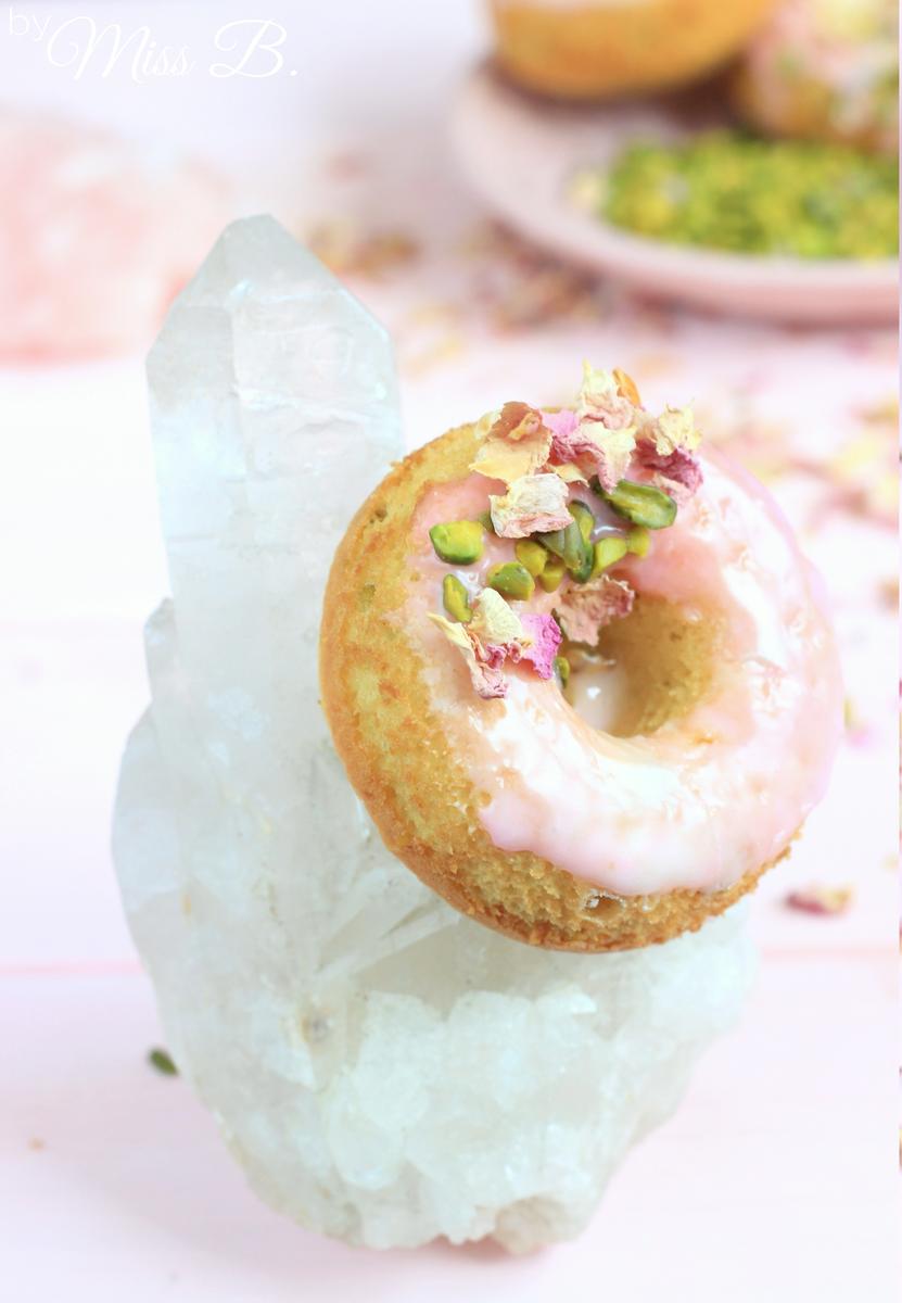 Rezeptbild: Pistazien-Rosen-Donuts