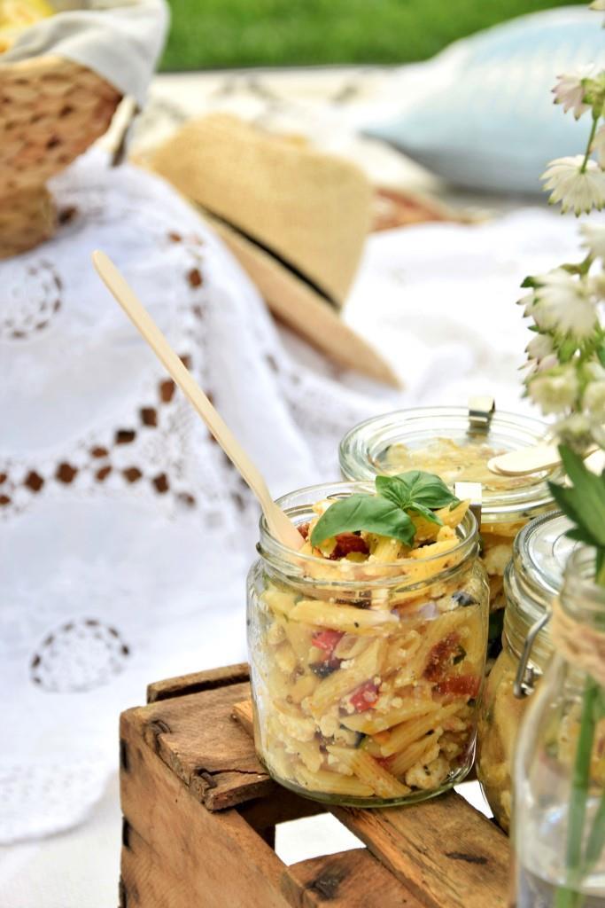 Rezeptbild: Sommerlicher Pastasalat im Glas - toll zum Picknick und Grillen!