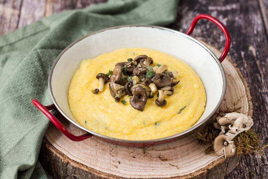 Rezeptbild: Salbei-Polenta mit gebratenen Pilzen