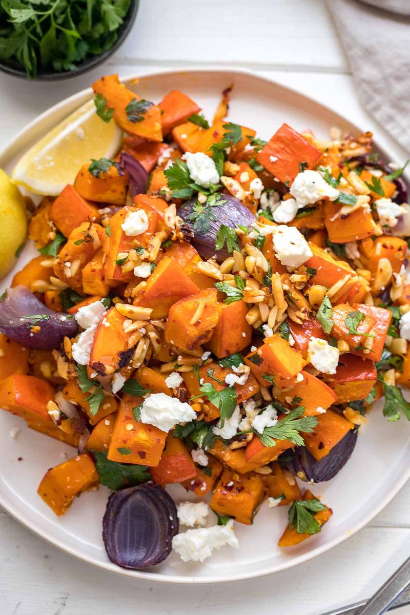 Rezeptbild: Ofenkürbis mit Chili, Mandeln und Feta