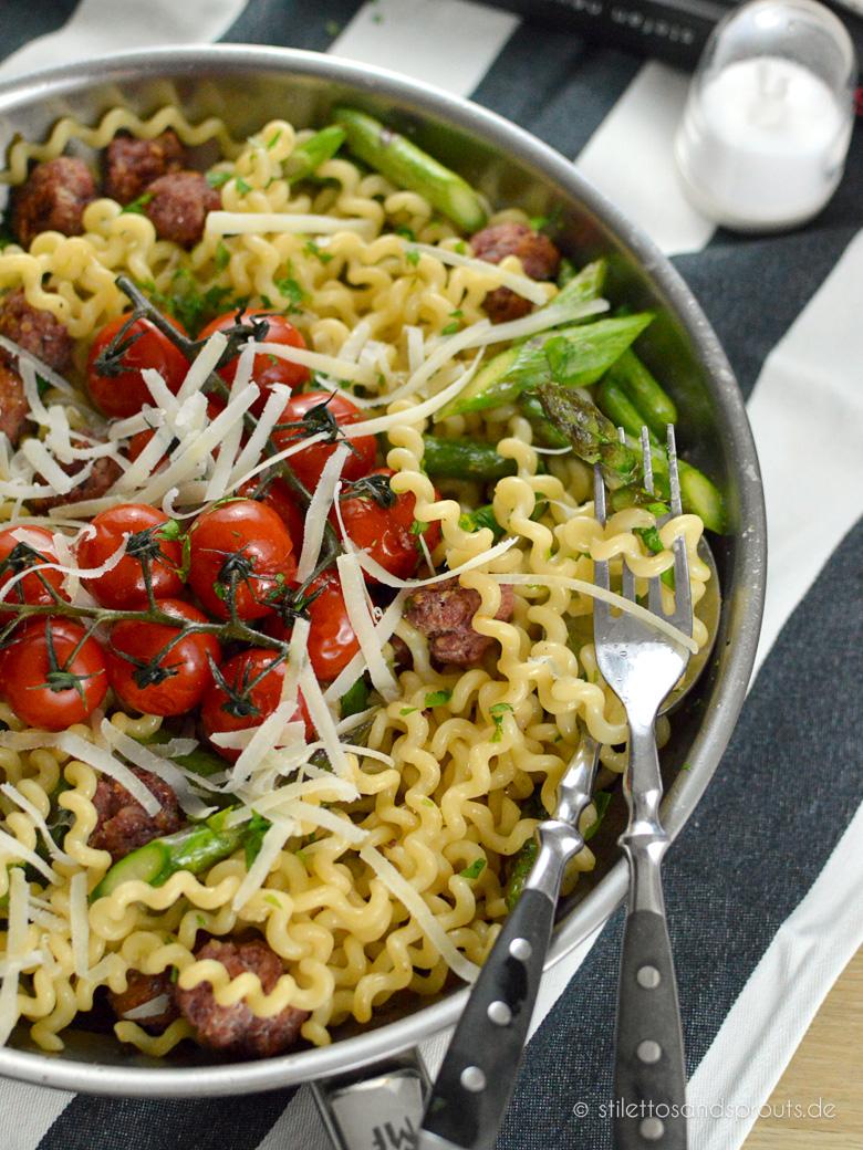 Rezeptbild: Salsiccia-Pasta mit grünem Spargel und Cherrytomaten
