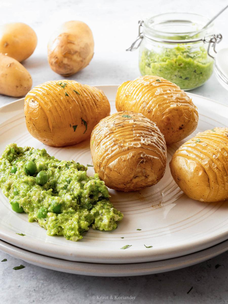 Rezeptbild: Hasselback-Kartoffeln mit veganem Erbsenpesto