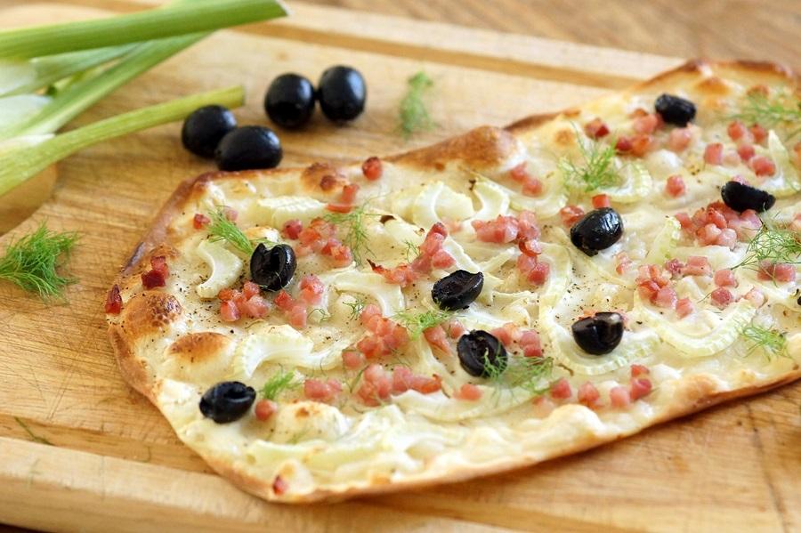 Rezeptbild: Flammkuchen mit Speck, Fenchel und Oliven