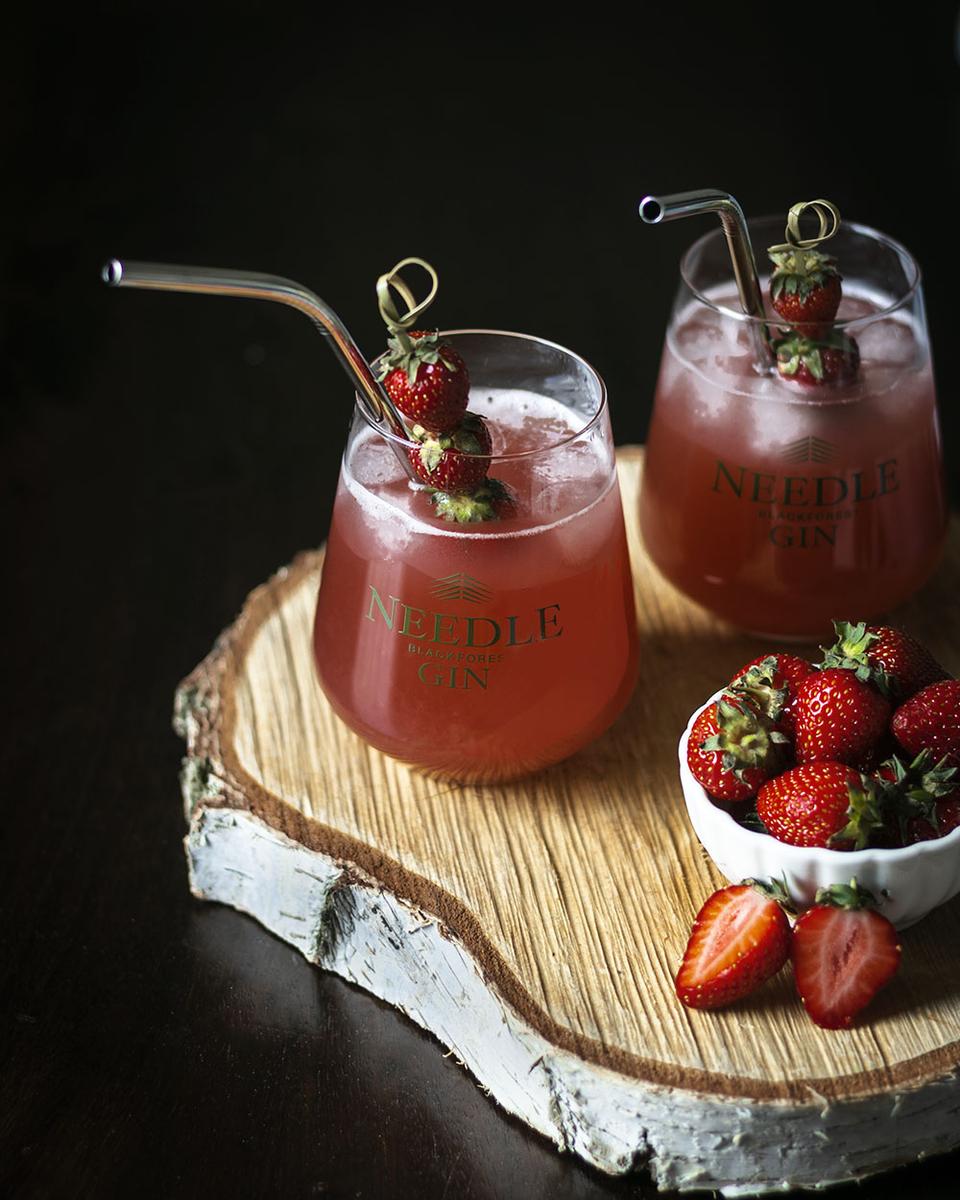 Rezeptbild: Fruchtiger Gin-Cocktail mit Erdbeeren, Rhabarber & Needle Gin (Webung)