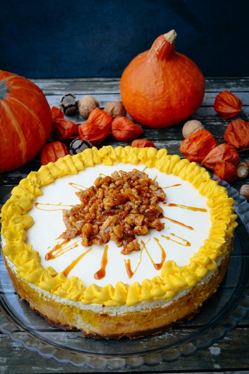 Rezeptbild: Kürbis-Cheesecake mit Walnüssen