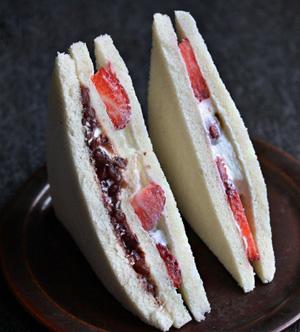 Rezeptbild: Japanisches Fruit-Sandwich mit Erdbeer, Anko und Sahne