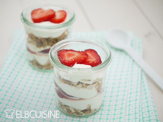 Rezeptbild: Erdbeeren-Liebe – schnelles Dessert mit knusprigen Zimtbrezelherzen