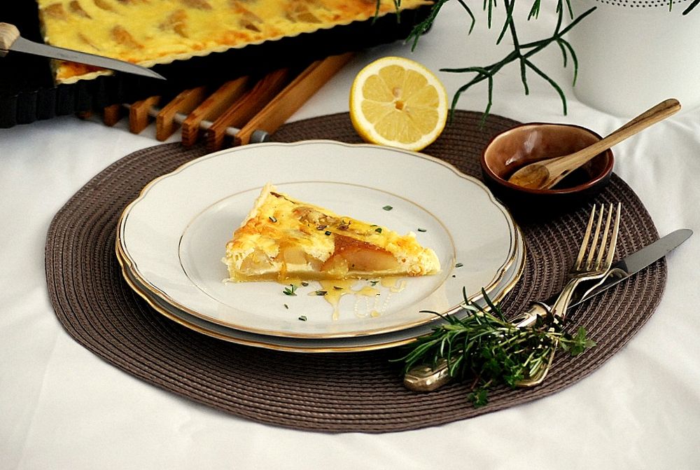 Rezeptbild: Ziegenkäse-Birnen-Quiche mit Honig und Rosmarien
