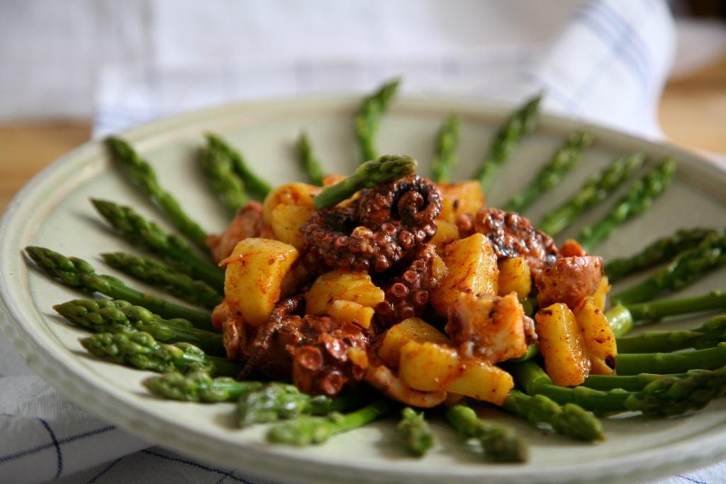 Rezeptbild: Pulpo mit grünem Spargel