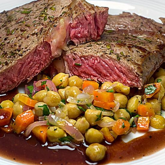 Rezeptbild: Rindersteak mit Kichererbsen-Salat und Portweinsauce