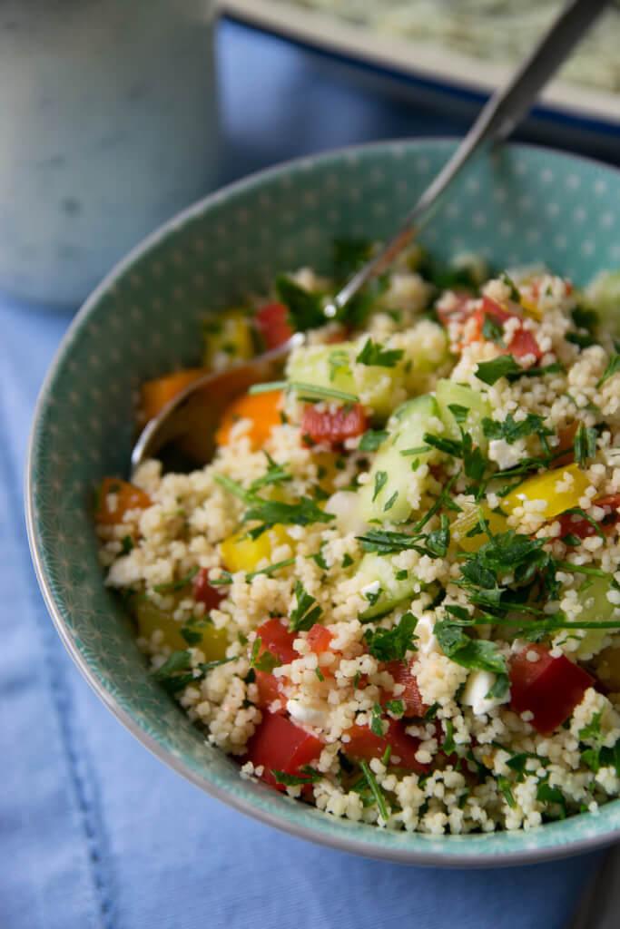 Rezeptbild: https://www.tellaboutit.de/couscous-salat-mit-zitronen-joghurt-dressing/