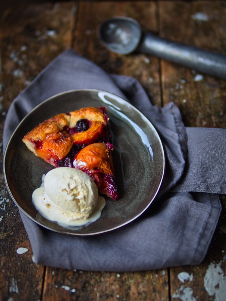 Rezeptbild: Galette mit Aprikosen und Baubeeren