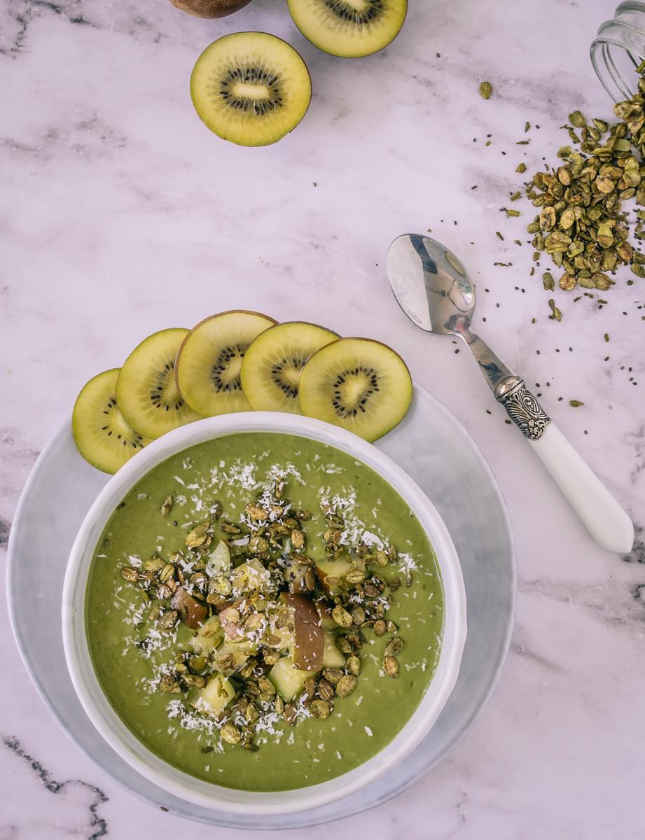 Rezeptbild: Kiwi Bowl mit geröstetem Matcha Müsli