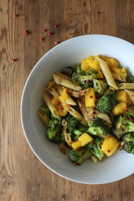 Rezeptbild: Nudelpfanne mit Brokkoli und Mango