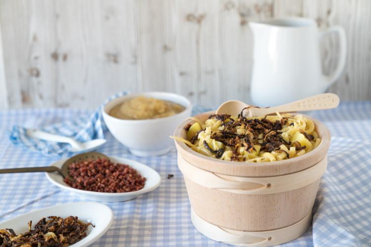 Rezeptbild: Älplermagronen mit Röstzwiebeln und Apfelmus