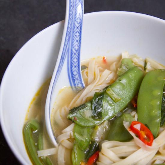 Rezeptbild: Asiatische Nudelsuppe mit Zuckererbsen