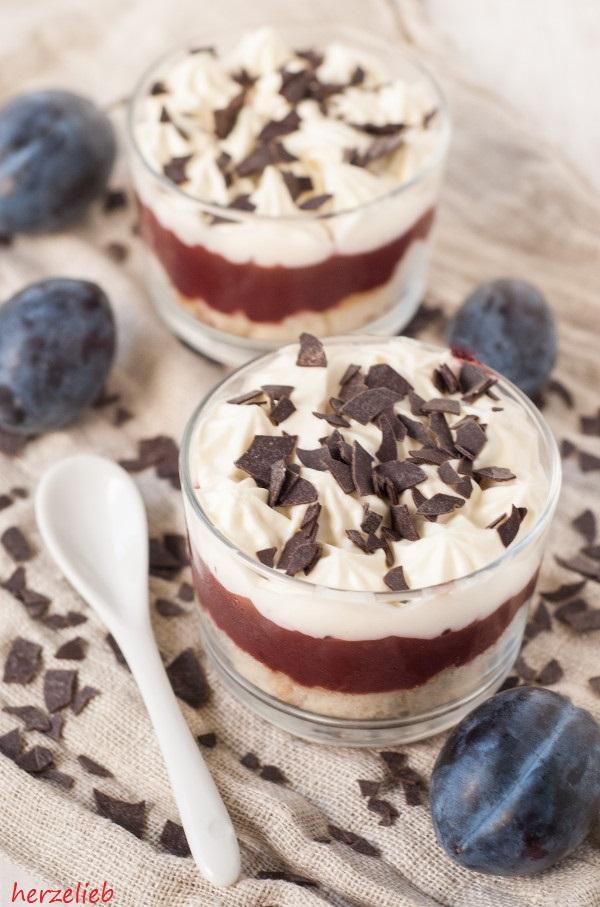 Rezeptbild:  Zwetschgenkuchen im Glas mit einer Mascarpone-Quark-Creme 