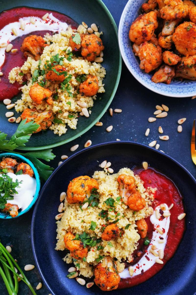 Rezeptbild: Orientalischer Blumenkohl aus dem Ofen mit Couscous und Tomatensauce