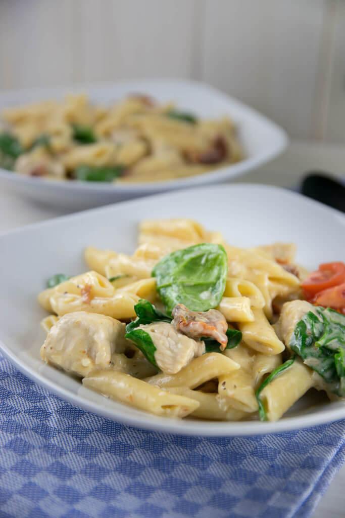 Rezeptbild: Chicken Pasta Alfredo mit Spinat und getrockneten Tomaten