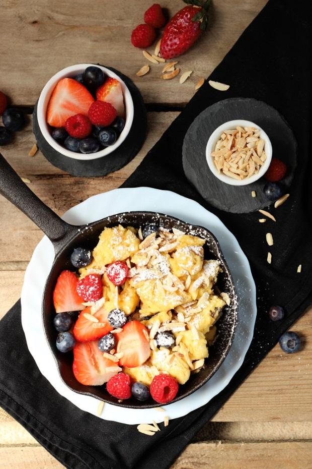 Rezeptbild: Kaiserschmarrn mit Mandelsplitter und Beeren