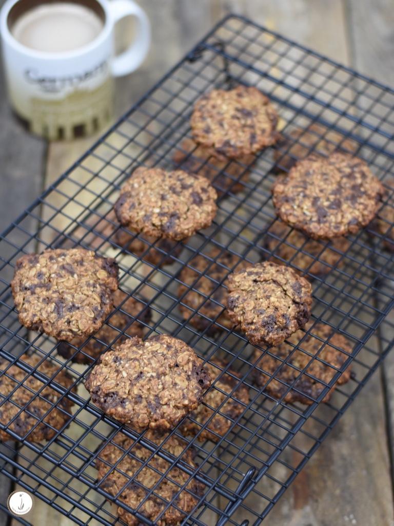 Rezeptbild: Kernige Schokoladen-Kekse mit leckeren Vollkorn-Haferflocken