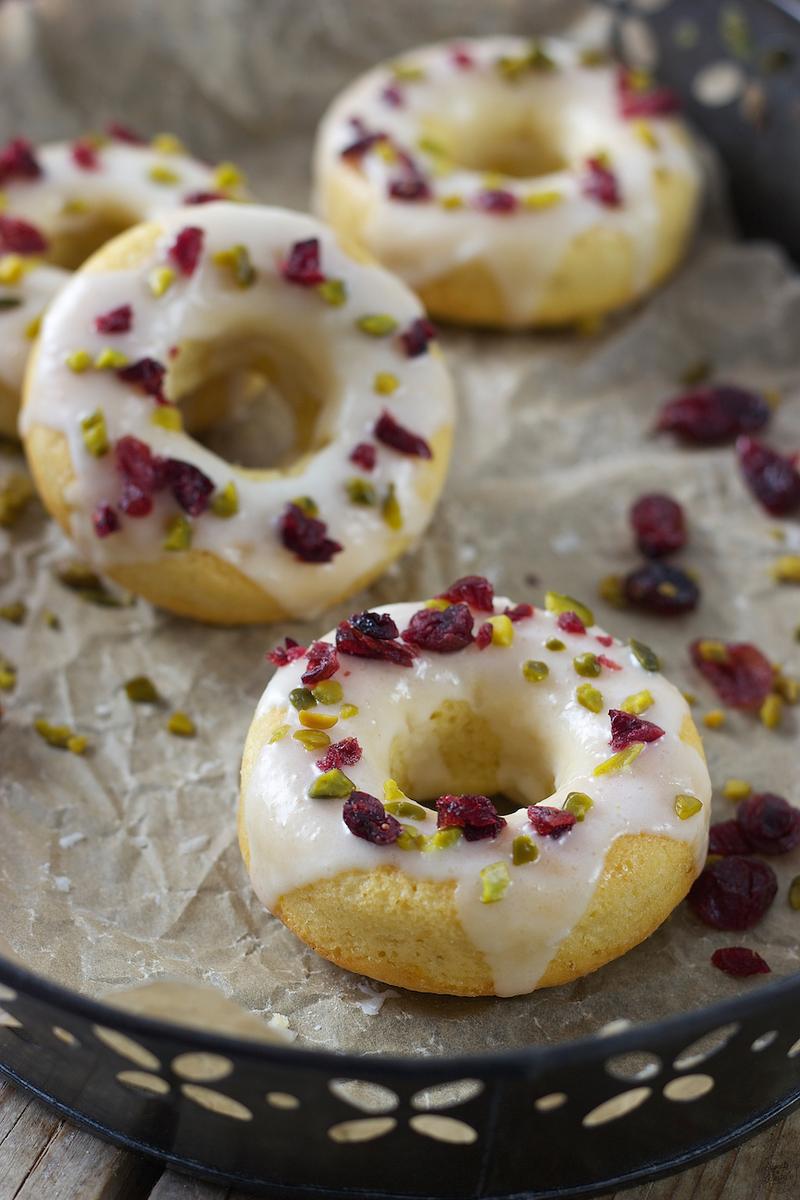 Rezeptbild: Donuts mit Cranberrys und Pistazien