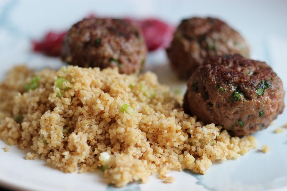 Rezeptbild: Lamm-Koriander-Hackbällchen, Walnuss-Couscous, Zwiebel-Rosinen-Relish und Zitronen-Ziegenjoghurt