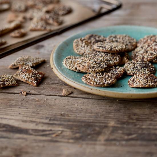 Rezeptbild: Roggen-Cracker mit Sesam, Leinsamen und Kürbiskernen
