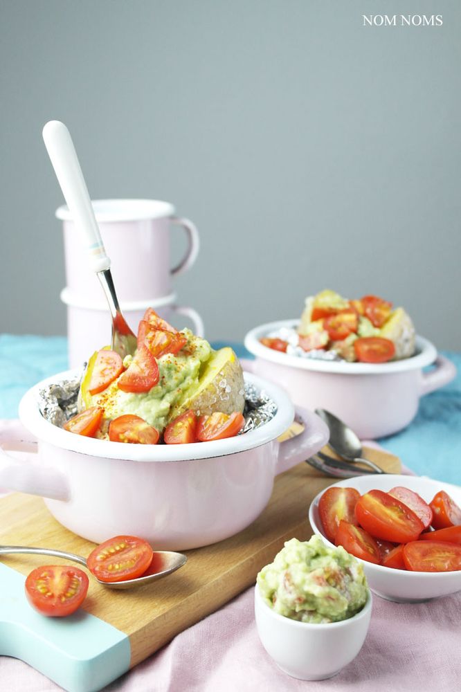 Rezeptbild: Ofenkartoffel mit Avocado-Tomaten-Salsa 