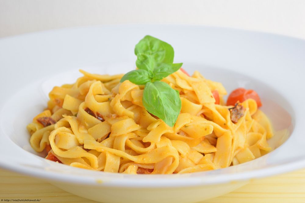 Rezeptbild: Tagliatelle yogurt e pomodori