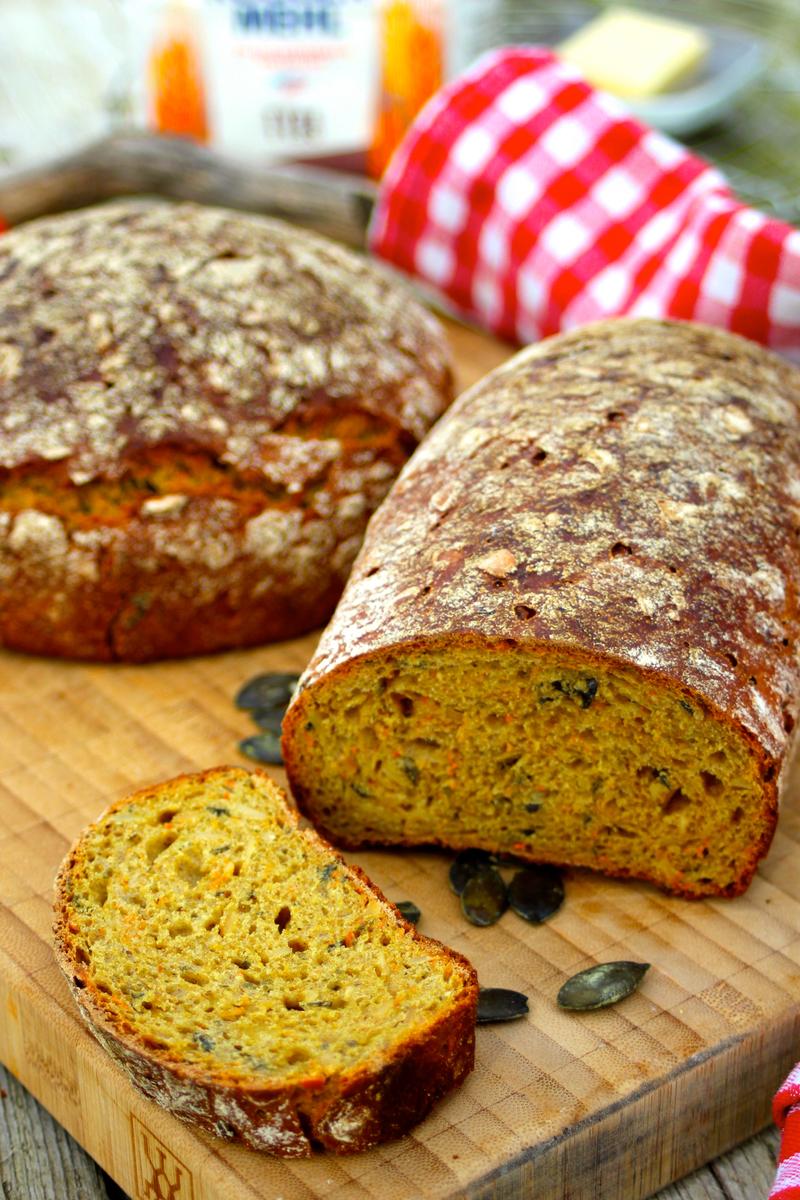 Rezeptbild: Kürbiskern-Karottenbrot