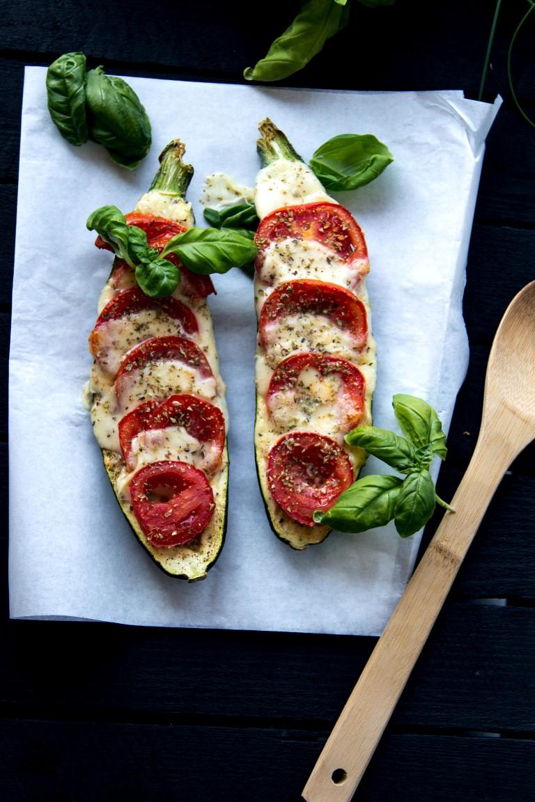 Rezeptbild: ZUCCHINI ÜBERBACKEN MIT MOZZARELLA, TOMATEN UND BASILIKUM