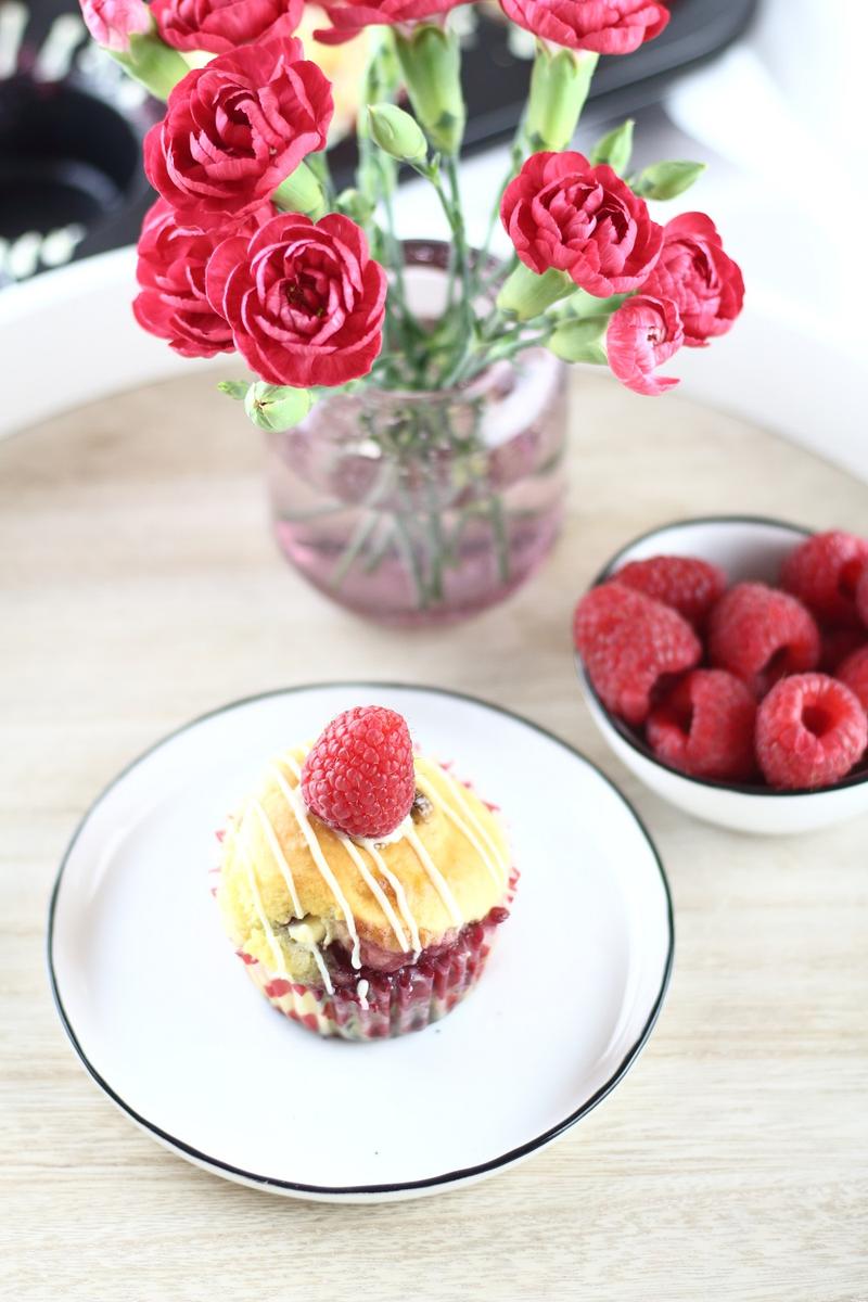 Rezeptbild: Himbeermuffins mit weißer Schokolade und fruchtiger Füllung