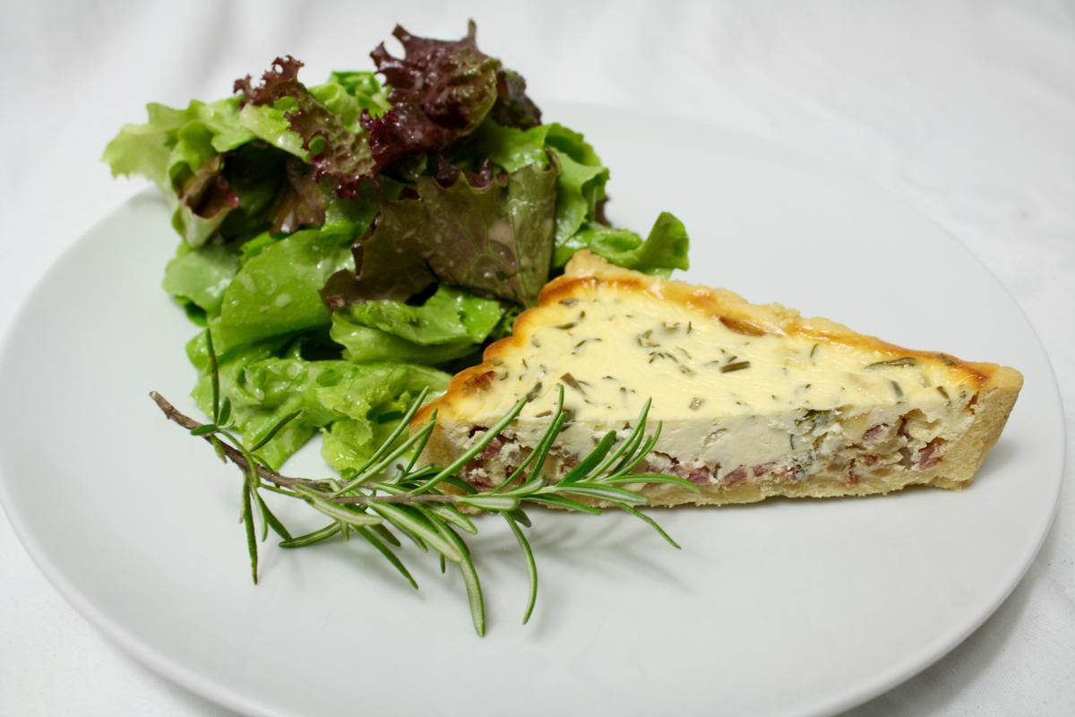 Rezeptbild: Tarte mit Ziegenkäse und Salat mit Lieblingsdressing
