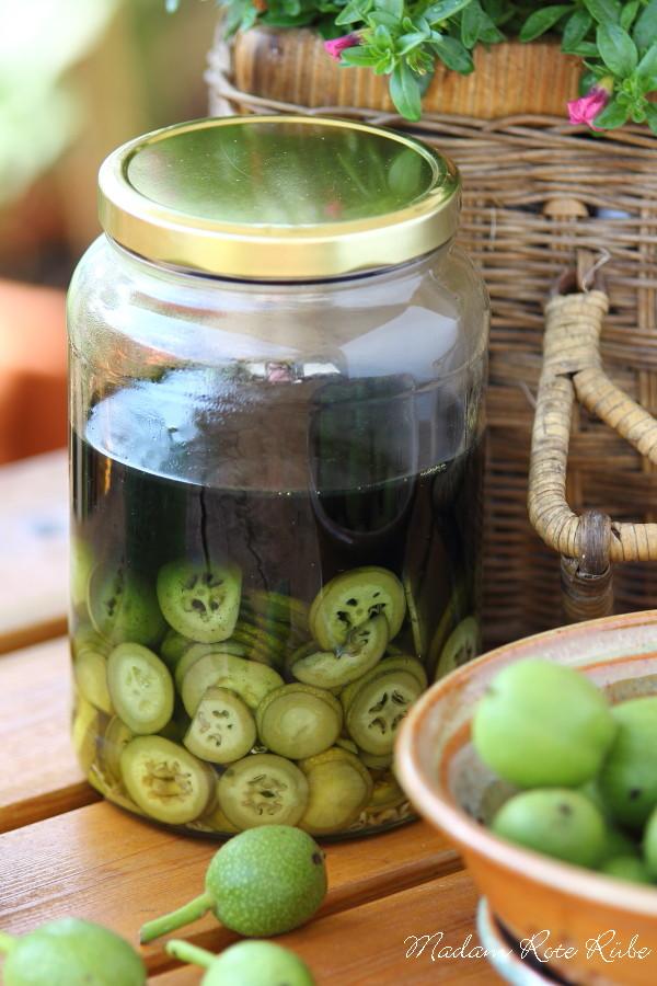 Rezeptbild: Walnusslikör aus handgepflückten grünen Walnüssen