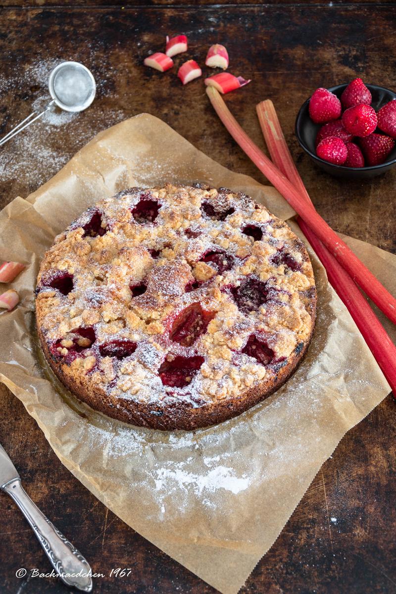 Rezeptbild: Rhabarber-Erdbeer Streuselkuchen