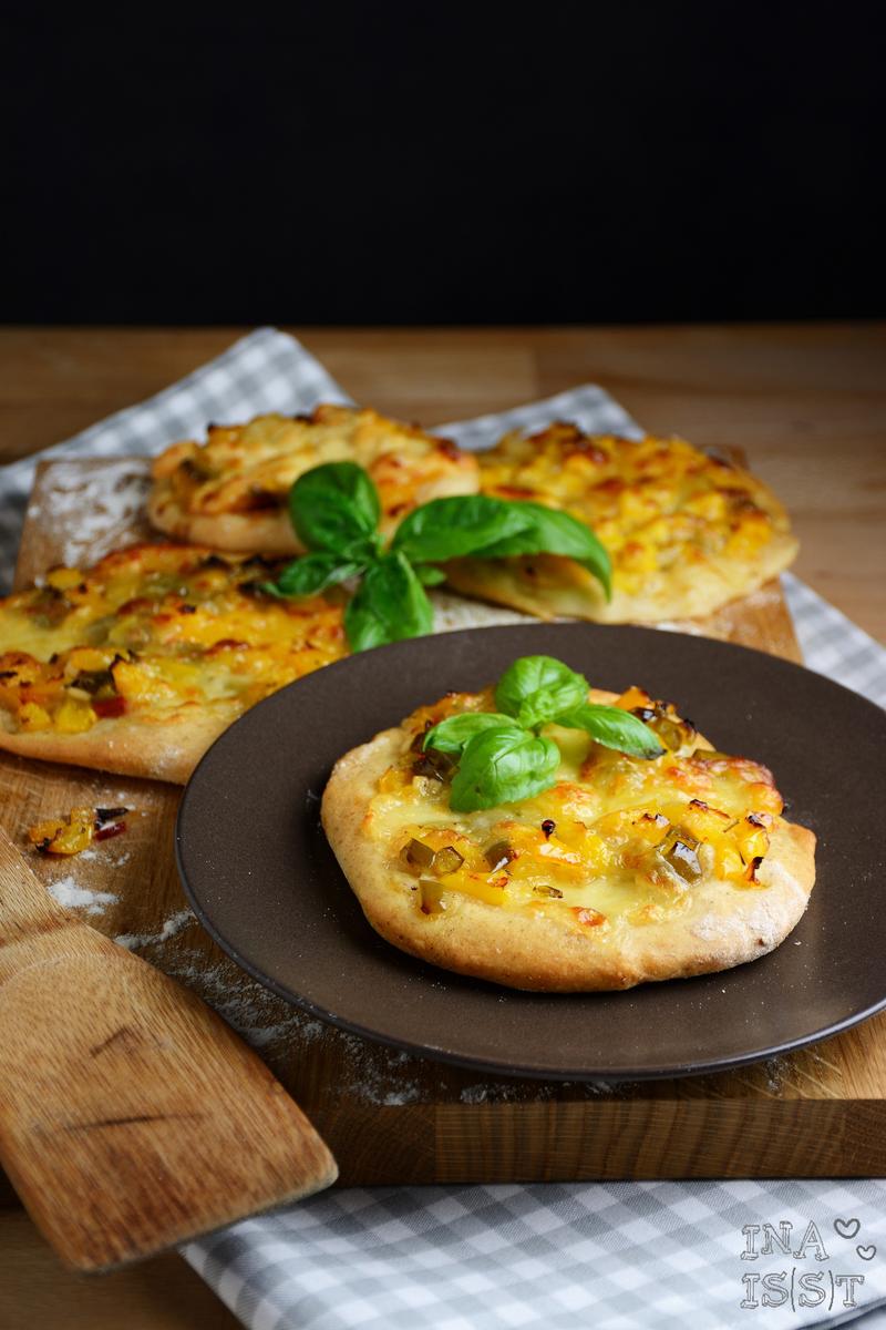 Rezeptbild: Mini-Pizza mit süßer Paprika und Mozzarella