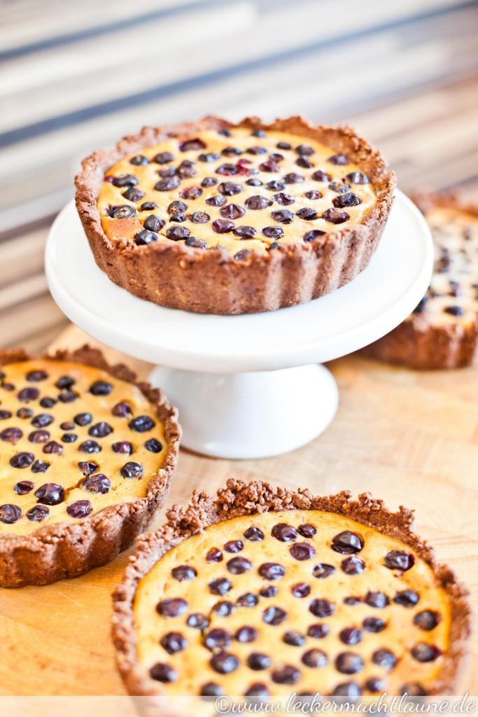 Rezeptbild: Quark-Tartelettes mit schwarzen Johannisbeeren