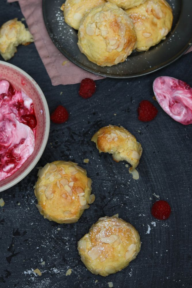Rezeptbild: Mandel-Marzipan-Kugeln mit Himbeerdip