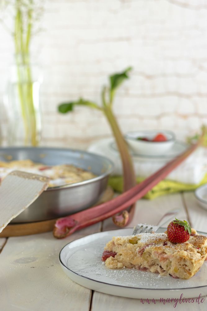 Rezeptbild: Frühlingshafter Erdbeer-Rhabarber-Grießauflauf aus der Pfanne