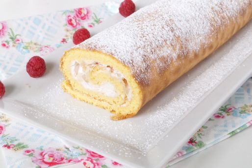 Rezeptbild: Biskuitrolle mit Ananas Kirsch Sahne