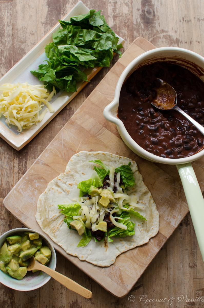 Rezeptbild: Tortillas mit schwarzer Bohnen-Mole und marinierter Avocado