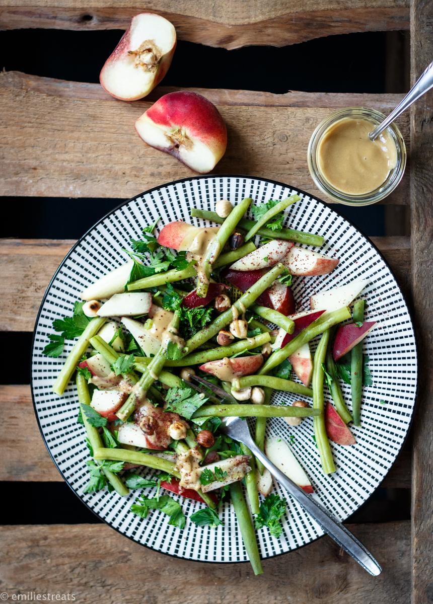 Rezeptbild: Bohnen-Salat mit Pfirsich, gerösteten Haselnüssen und Tahini-Dressing