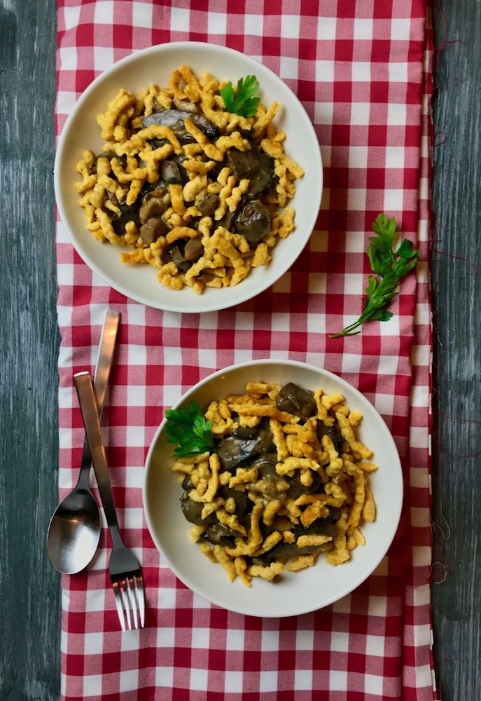 Rezeptbild: Vollkorn-Kürbisspätzle mit Hähnchen-Pilzgeschnetzeltem