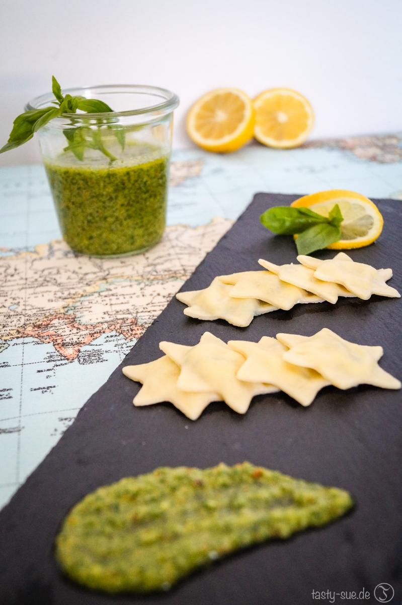 Rezeptbild: Ricotta-Spinat-Ravioli mit grünem Pesto